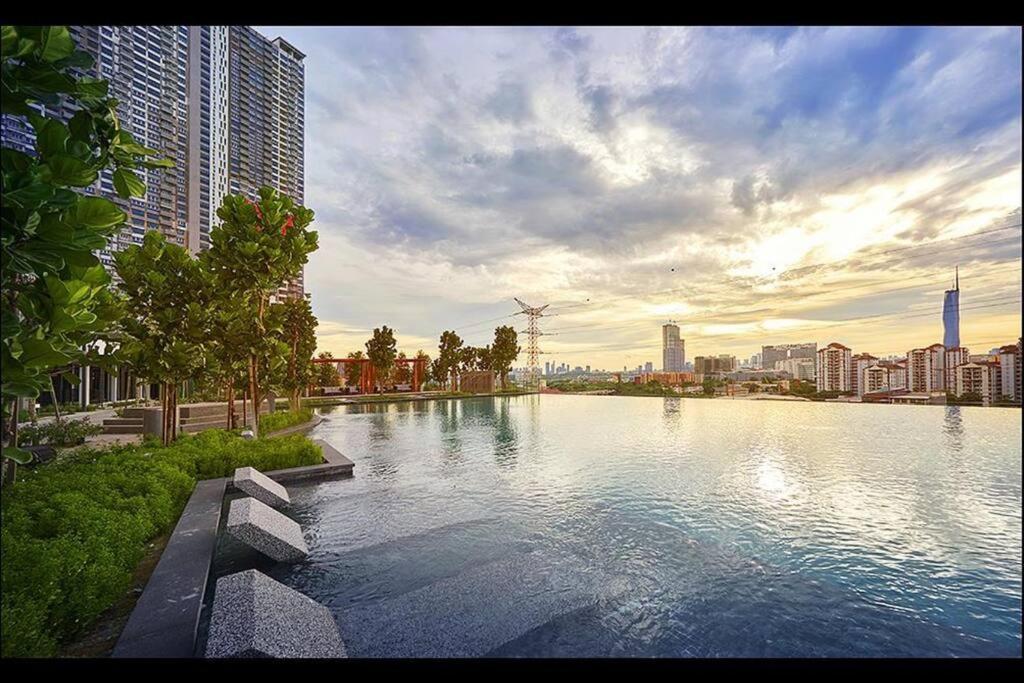 Trxklccpavvelo, Mrtlrt, 13pax, 4r2b, Klccpavtrxvelocity X Mrtlrt X 13pax X 4r2b X Free 4cpark * Kuala Lumpur